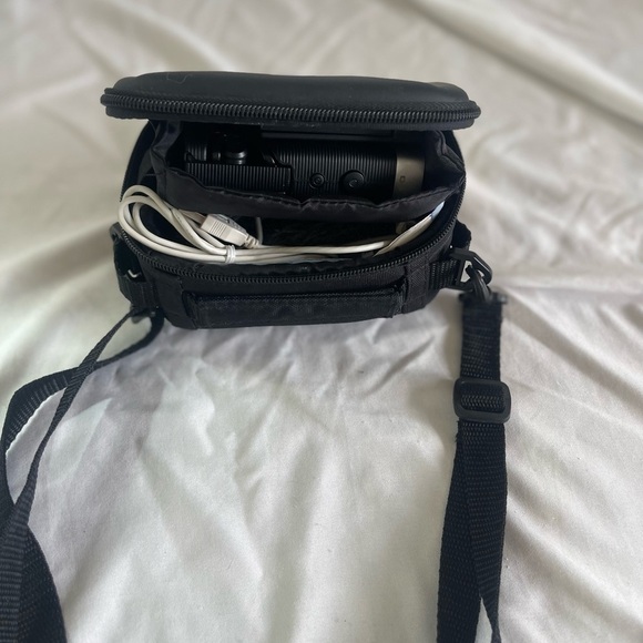 Zoom Q4 Handy Video Camera Recorder 1080p New In Case - Picture 3 of 8